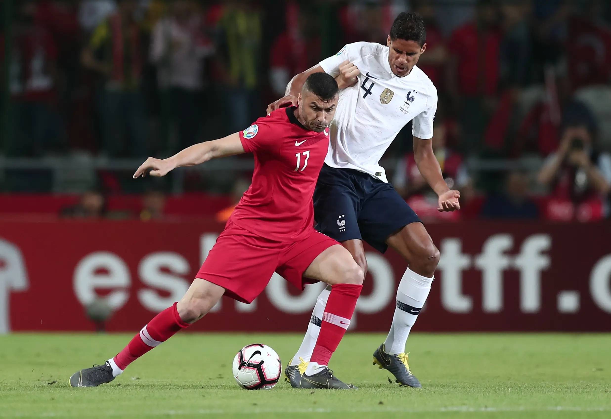 欧洲足球赛事高潮上扬,胜负之间几线交缠的简单介绍 欧洲足球赛事高潮上扬,胜负之间几线交缠的简单介绍