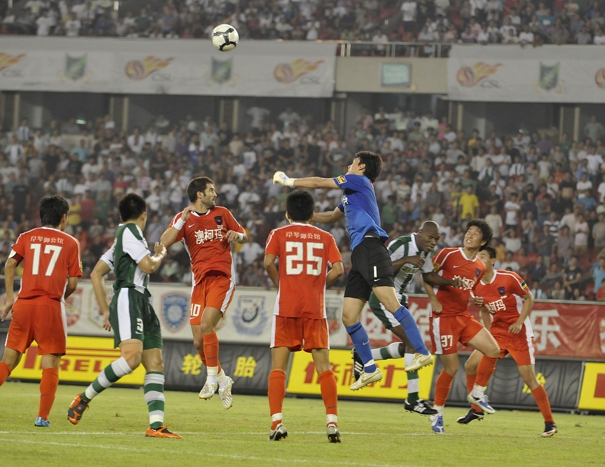 激动人心的足球比赛中球队控球优势明显 激动人心的足球比赛中球队控球优势明显