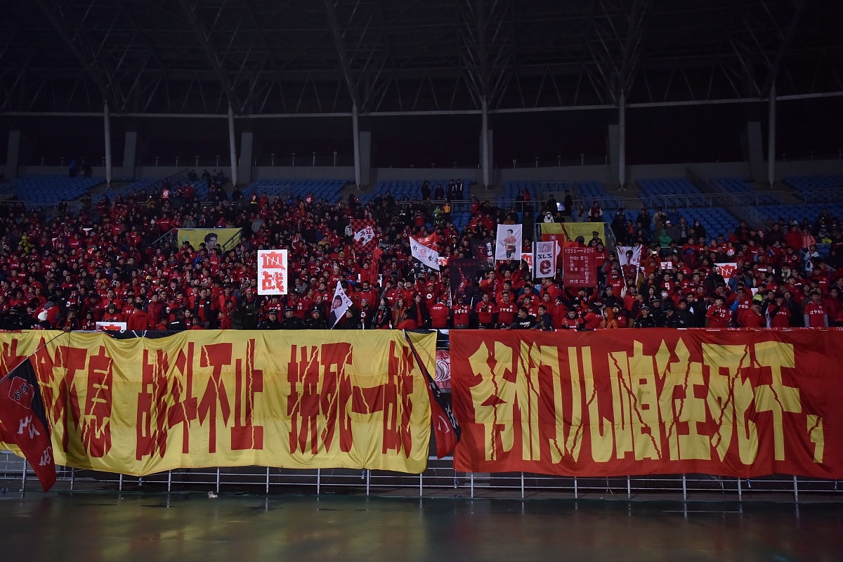 足球场上燃起激烈火花,球迷热情高涨的简单介绍 足球场上燃起激烈火花,球迷热情高涨的简单介绍