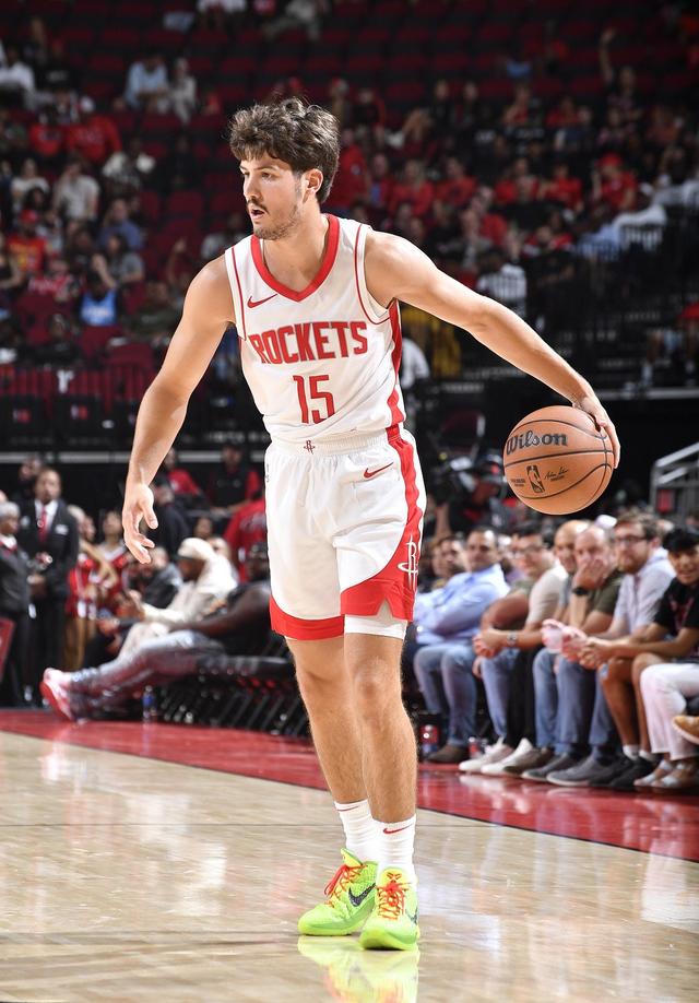 火箭队新星崭露头角,令人瞩目 火箭队新星崭露头角,令人瞩目