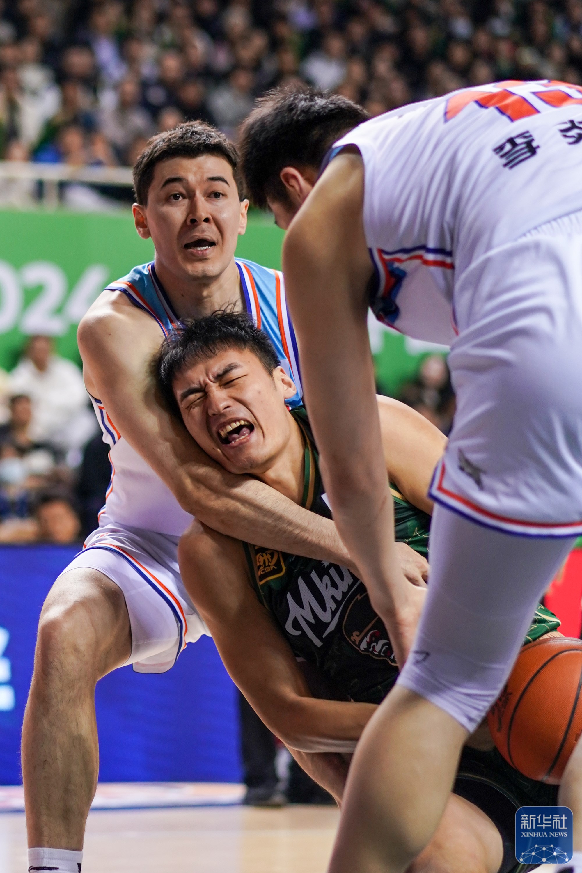 南京男篮客场惊险逆转,全队勇气非凡的简单介绍 南京男篮客场惊险逆转,全队勇气非凡的简单介绍
