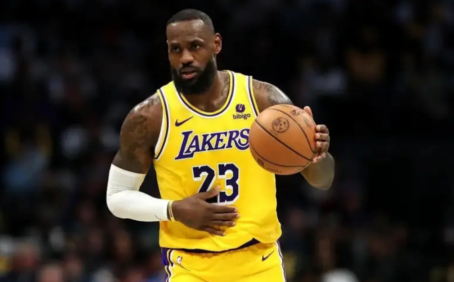 湖人击败绿军,再获胜利詹姆斯表现抢眼 湖人击败绿军,再获胜利詹姆斯表现抢眼