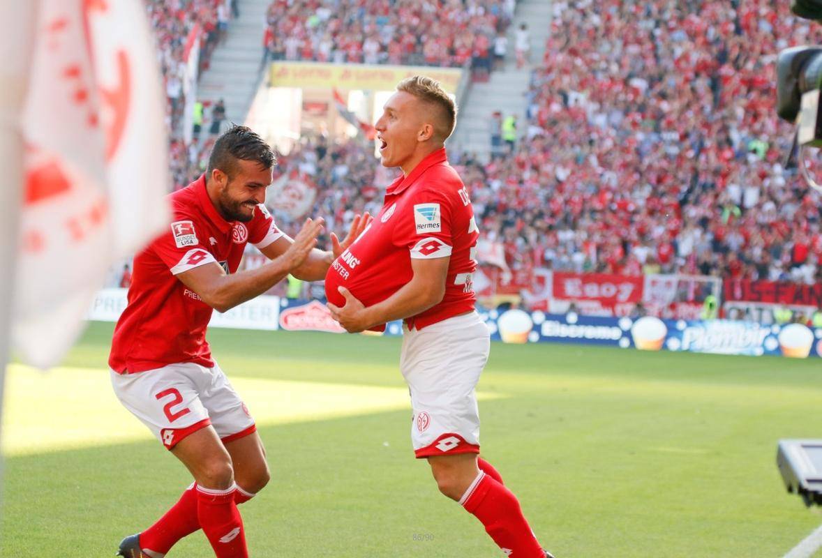 奥格斯堡胜负之间,踢出惊险比赛 奥格斯堡胜负之间,踢出惊险比赛