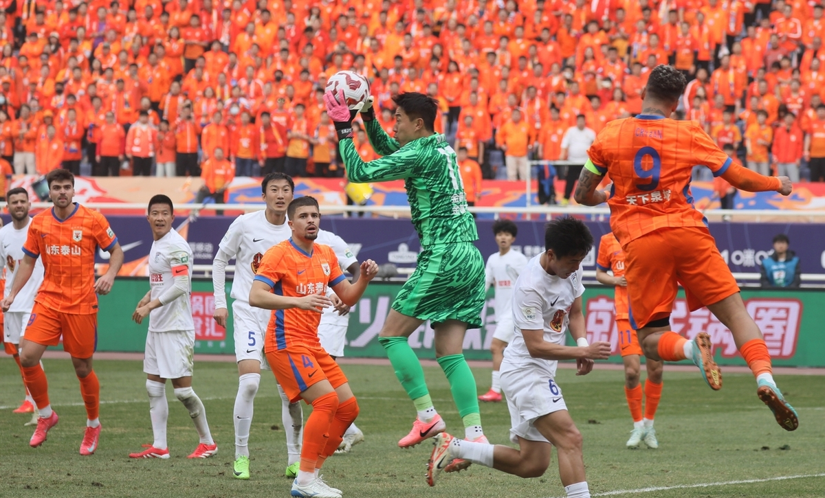 国内足球联赛赛场沸腾，选手表现稳定