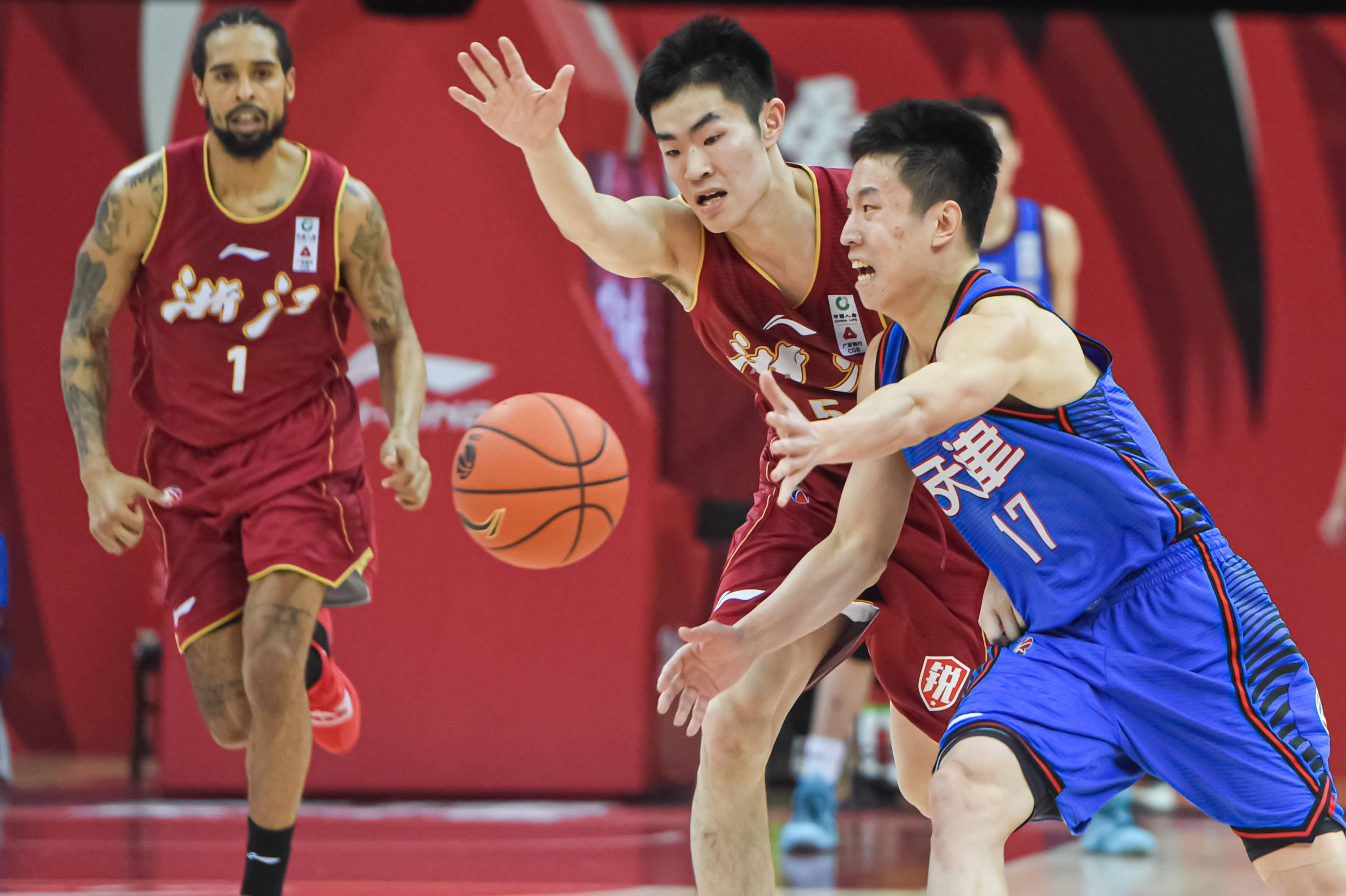 浙江队在客场挑战天津展现拼搏 浙江队在客场挑战天津展现拼搏