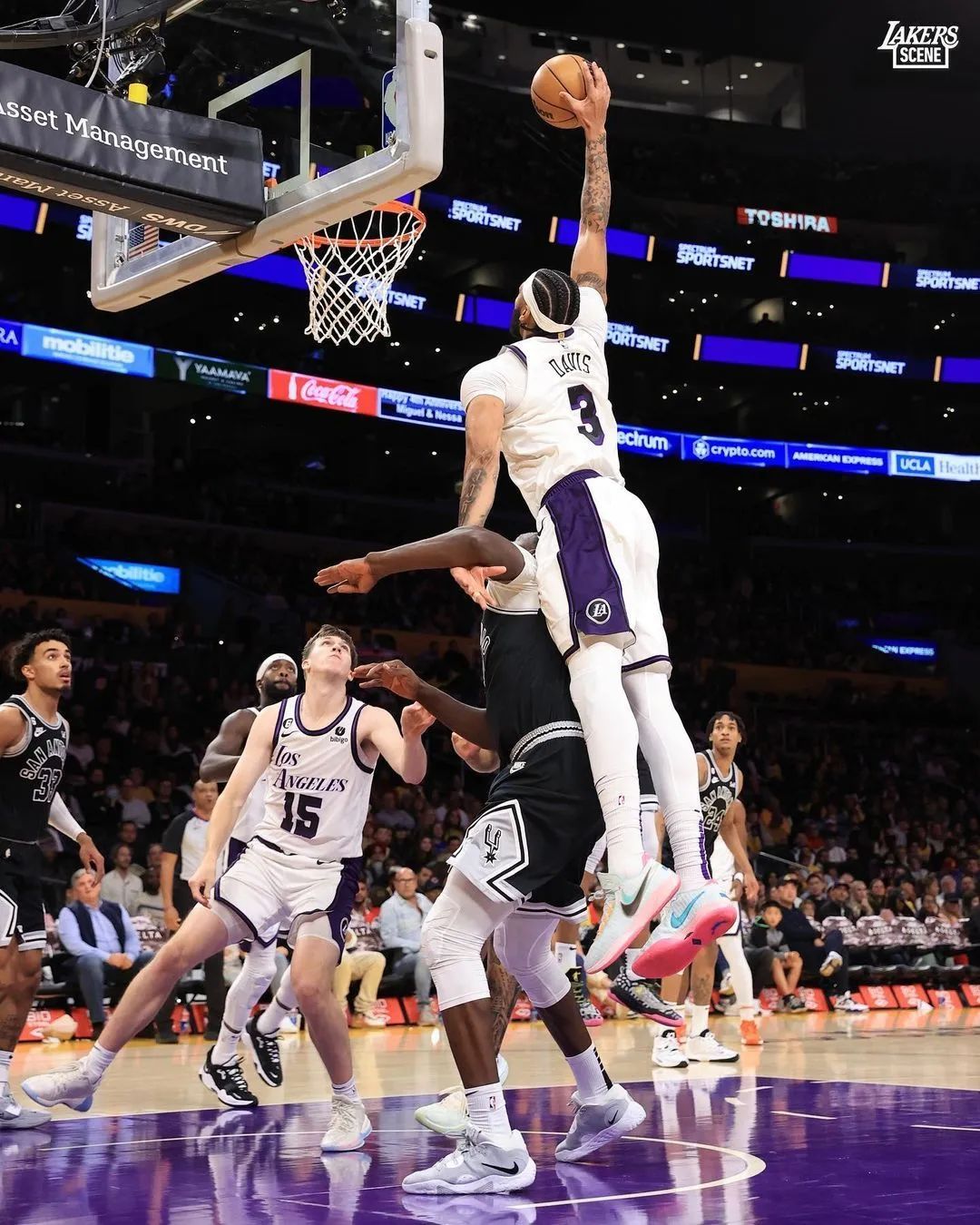 湖人大胜马刺，詹姆斯继续发挥领袖作用的简单介绍