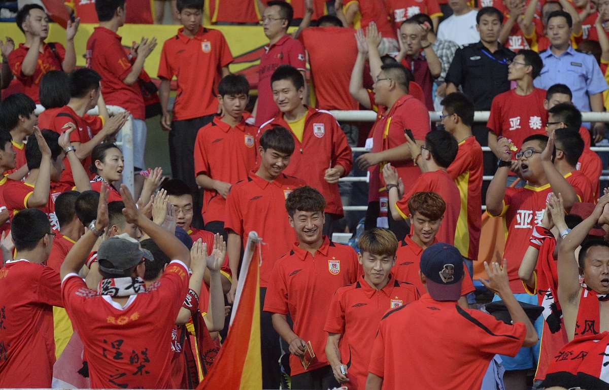 足球场上球队实力展现,取得胜利成绩 足球场上球队实力展现,取得胜利成绩