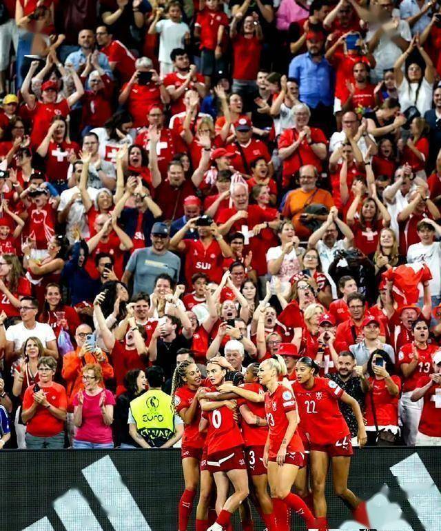 瑞士女足比赛中展现团队合作精神的简单介绍 瑞士女足比赛中展现团队合作精神的简单介绍