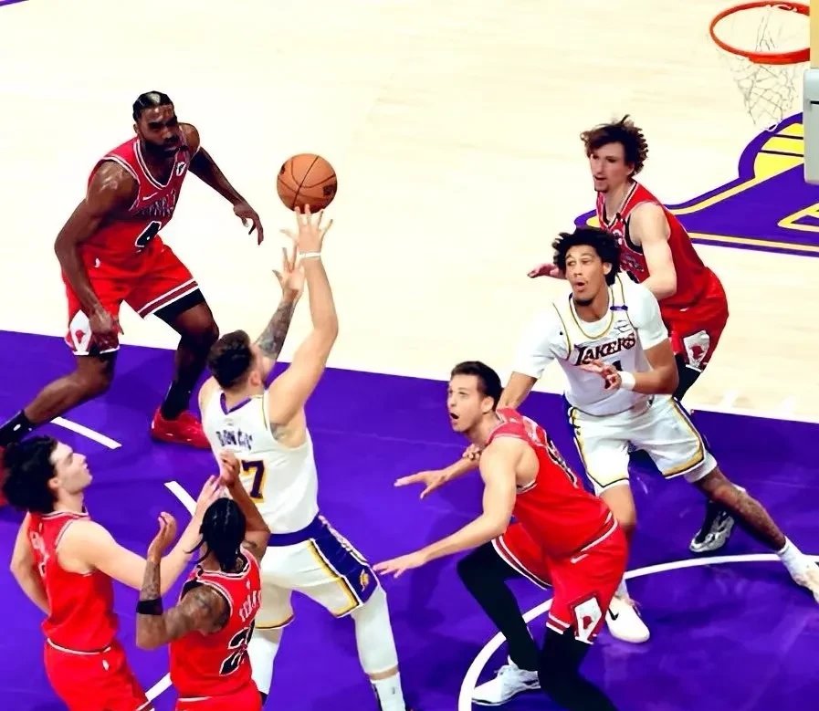 篮网客场大胜湖人,豪取六连胜 篮网客场大胜湖人,豪取六连胜