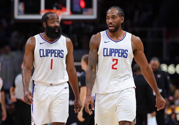 北京队鏖战雄鹿,伦纳德统治全场 北京队鏖战雄鹿,伦纳德统治全场