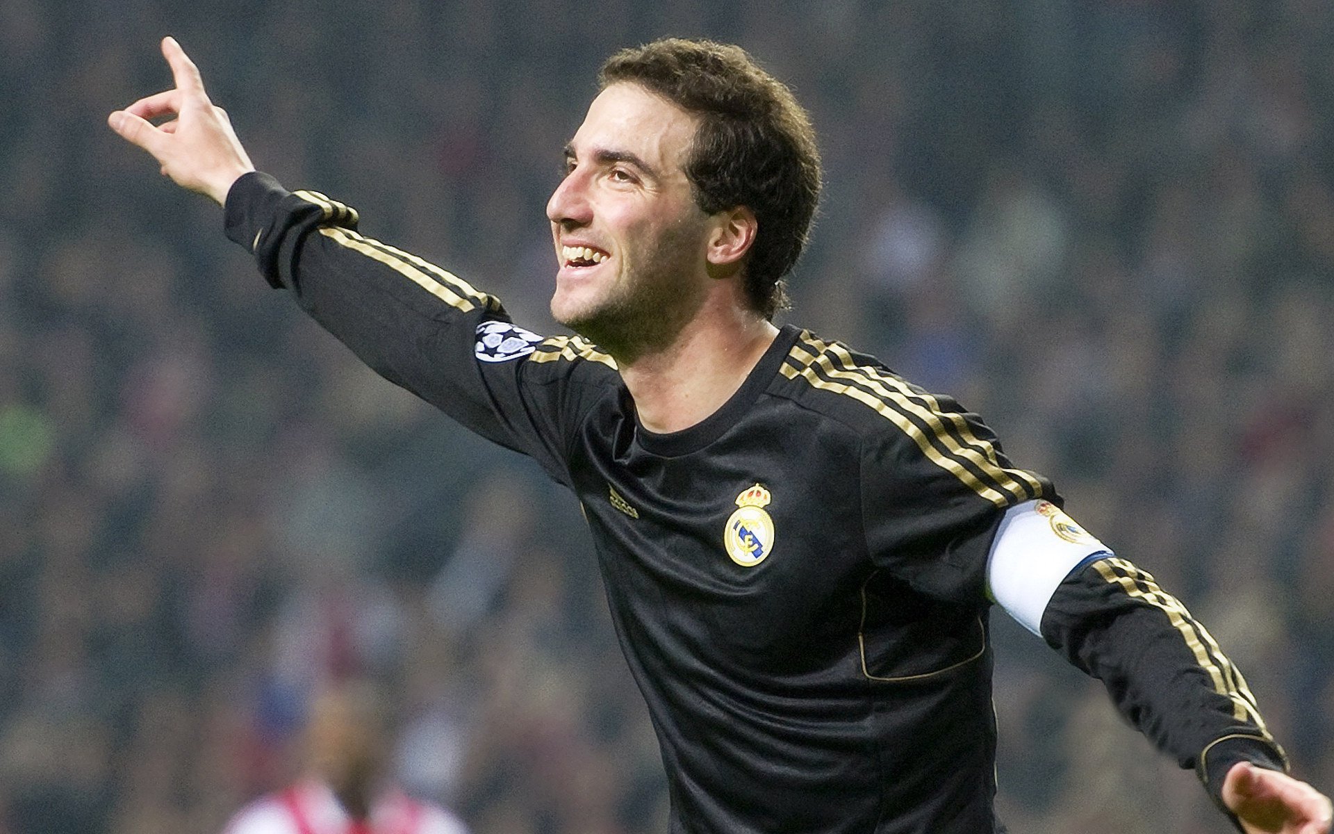 爱游戏大厅-鹰击长空与狐狸的影舞，当碾压性胜利遇见持续杀伤的艺术